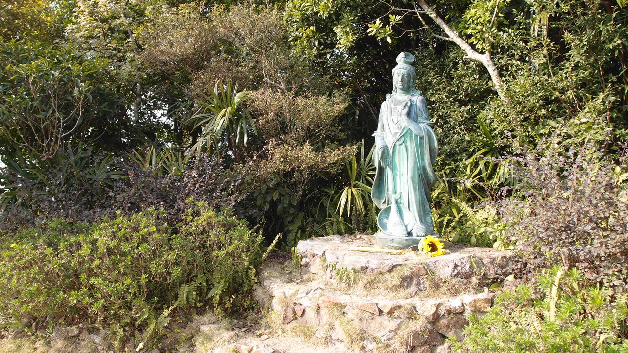 ​山頂熱氣洞附近的觀音像
