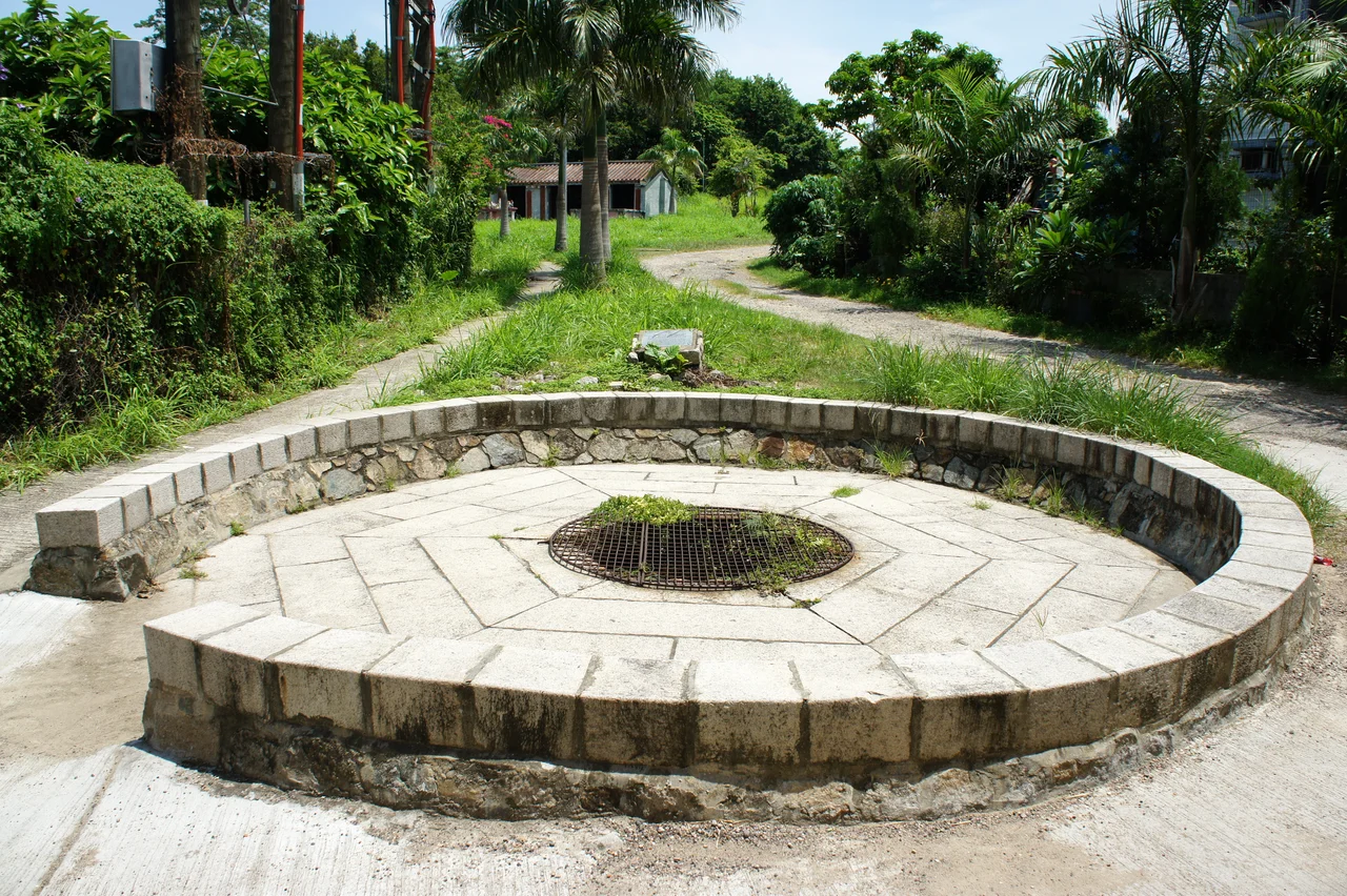 An old well built by the villagers of Hang Tau Tsuen over 200 years ago. The well was once the main source of drinking water for the Hang Tau Tsuen and Sheung Cheung Wai.