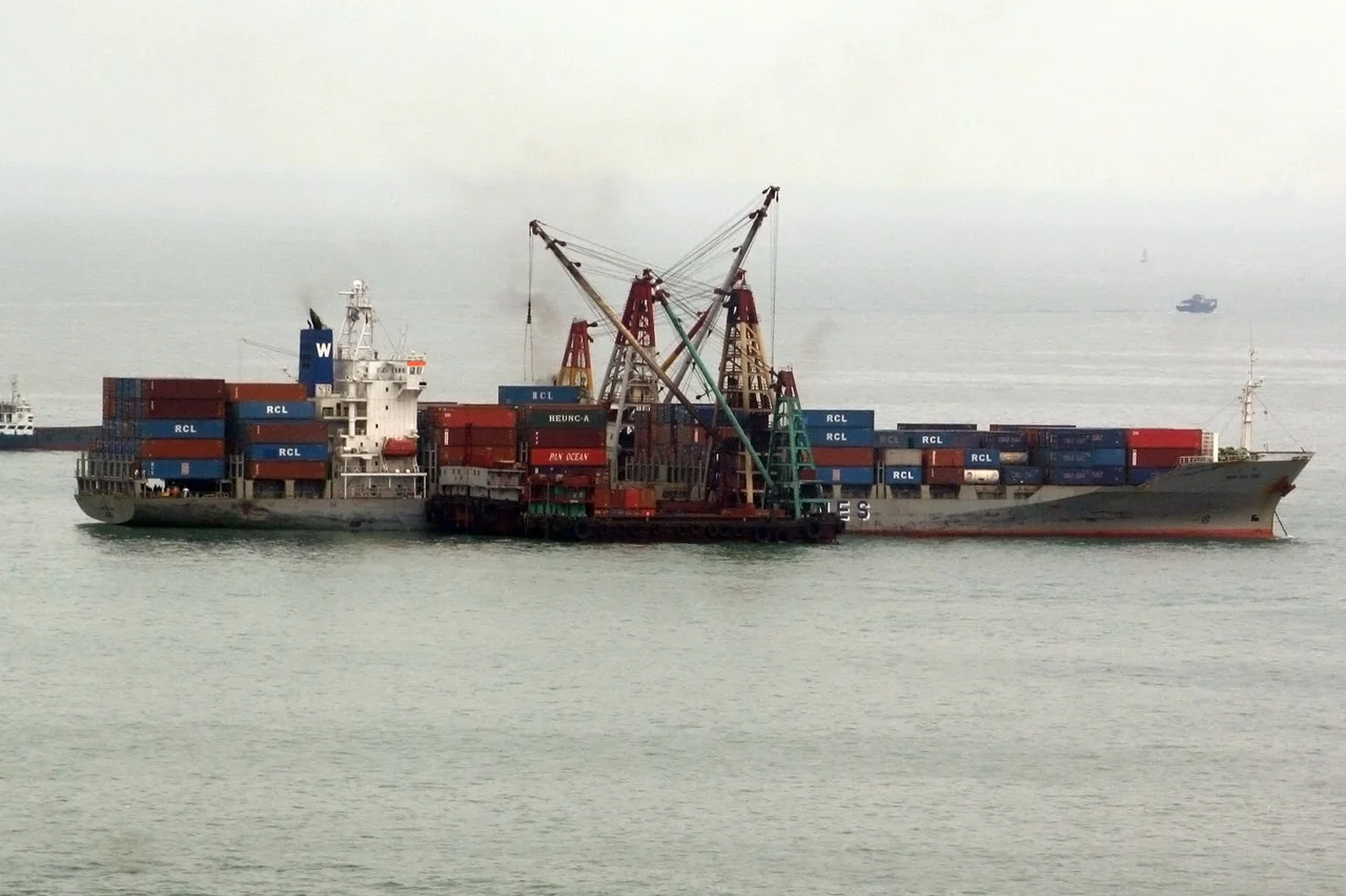Midstream shipping operations in Hong Kong, near Lamma Island
