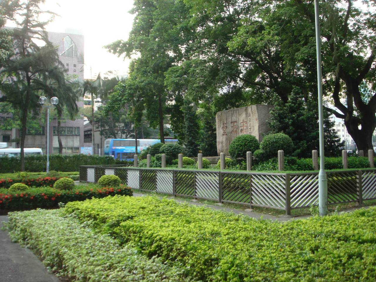 Sung Wong Toi, side view