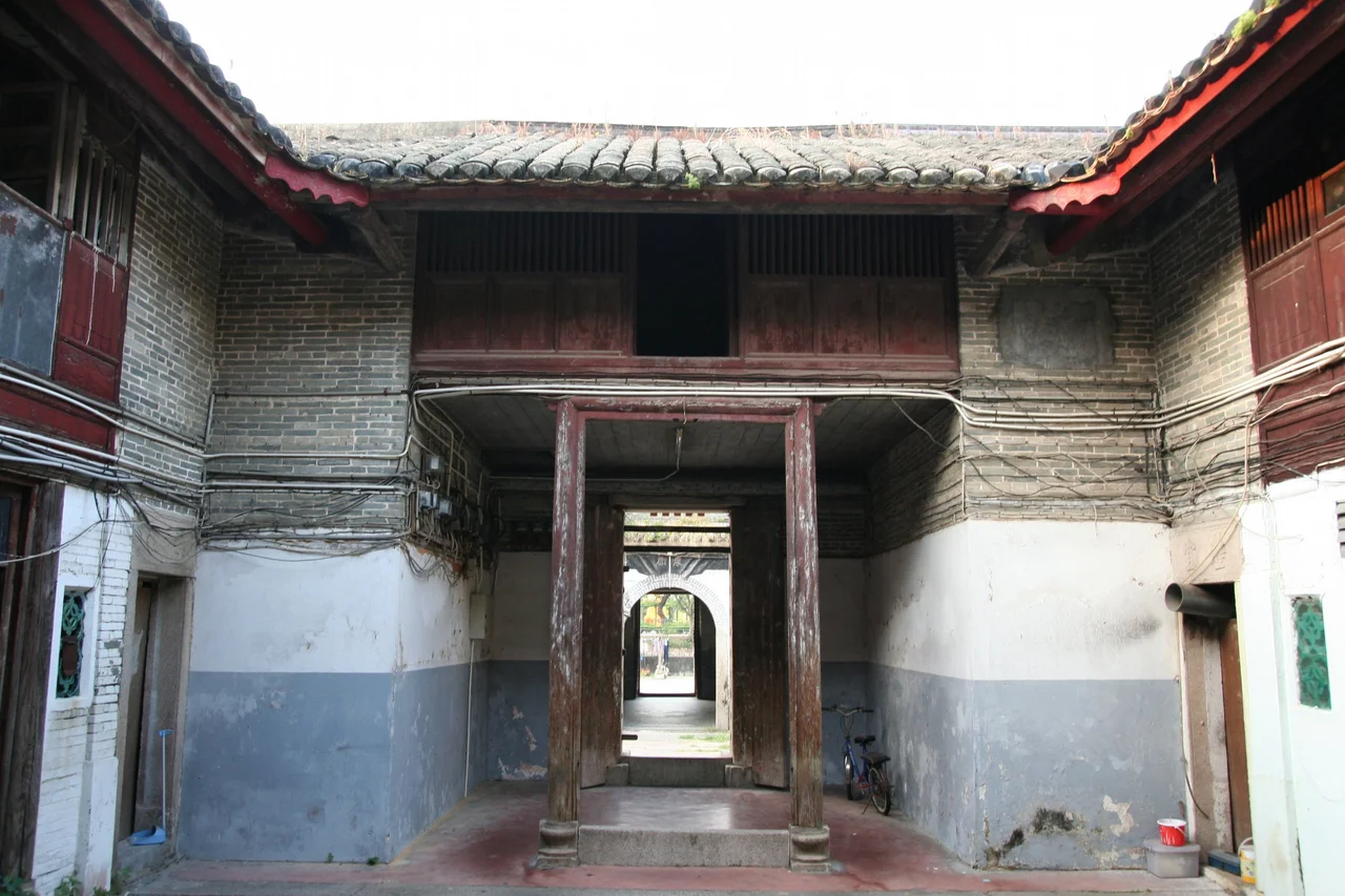 香港的圍村多設在新界, 例如 Tsang Tai Uk (曾大屋) 山下圍.
Photograph author is me.