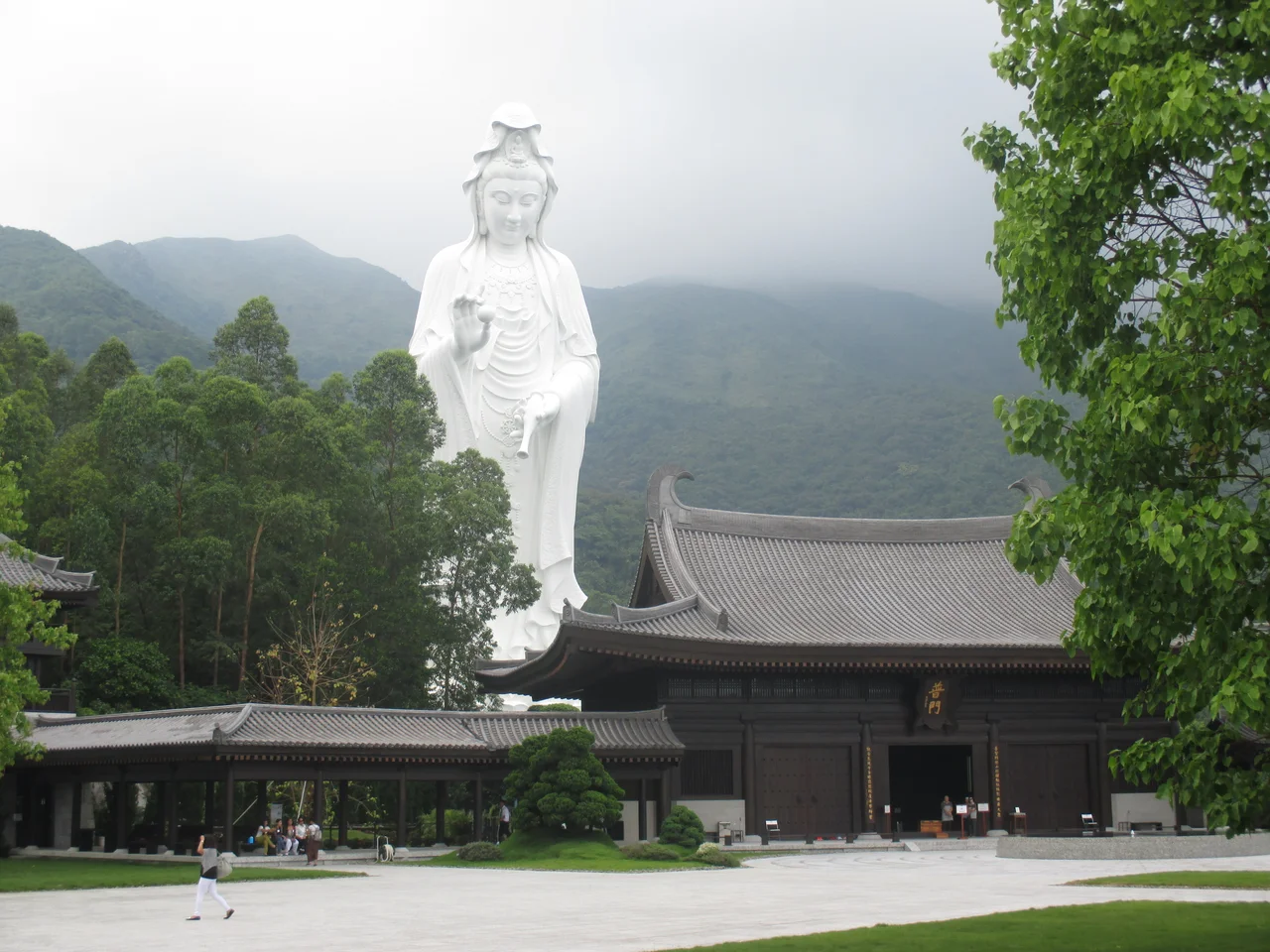 Tsz Shan Monastery - Upper courtyard