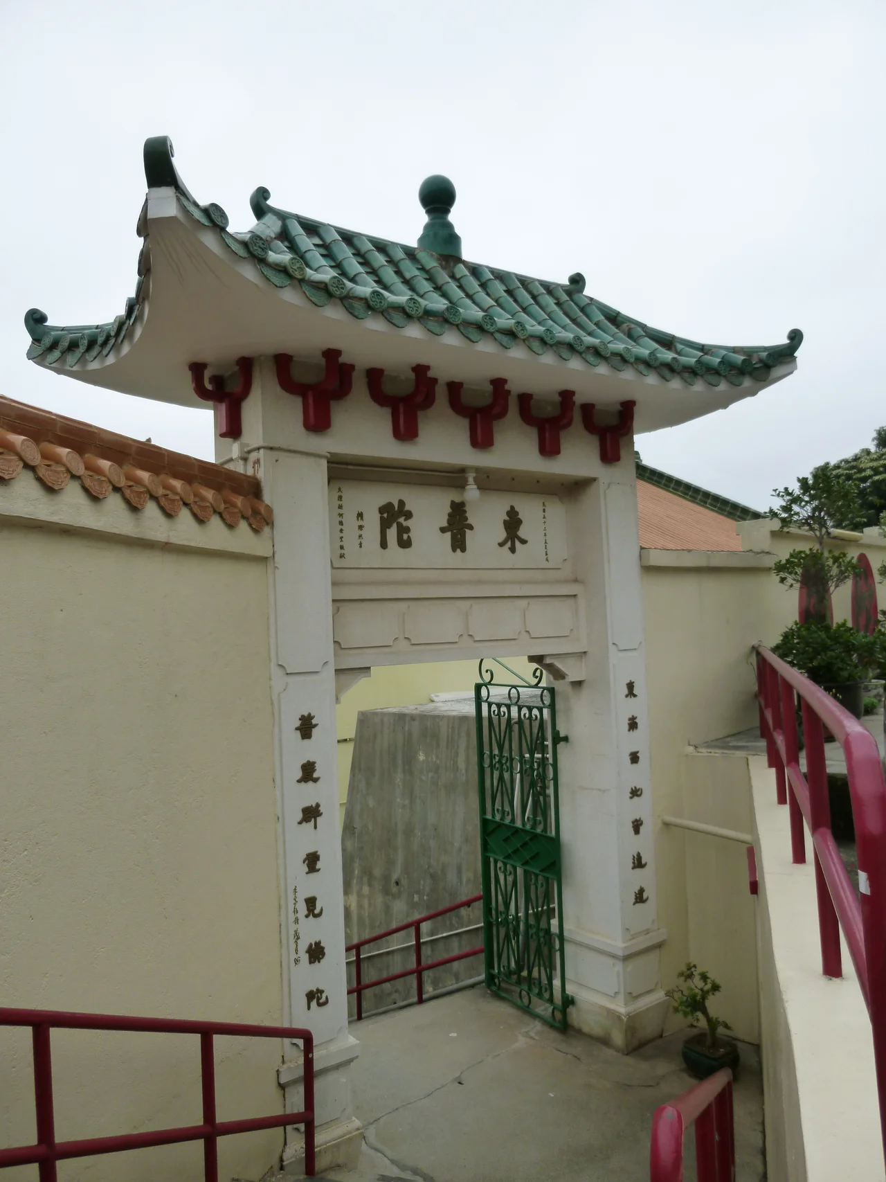Tung Po Tor Monastery - entry