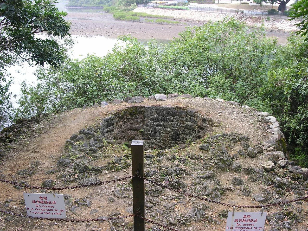 Photo taken in Sheung Yiu,Hong Kong.於上窰村所拍攝的窰坑遺址。