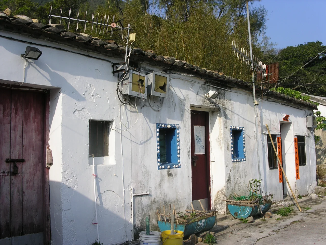 House in Sai Wan in Hong Kong, most of them have about 100 years history, and they live here about 600 years.西灣村是一條古村落,最早可能建於明成化年間,而現存房屋不少都有過百年歷史。