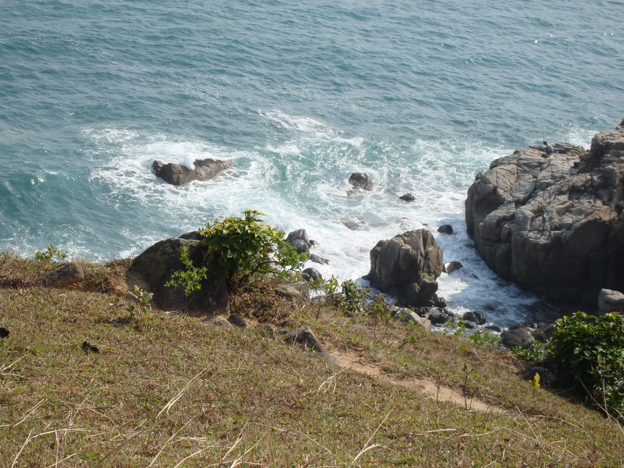 The dirt paths encircling Tap Mun hilltops, precariously close to the bordering cliffs.