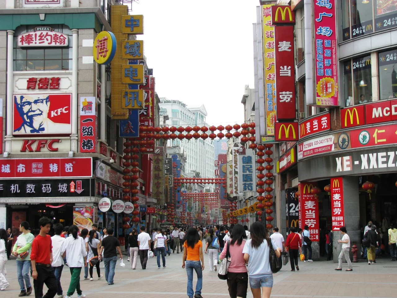 Shangxiajiu Car-free zone in Guangzhou, China.中国广州上下九步行街。
