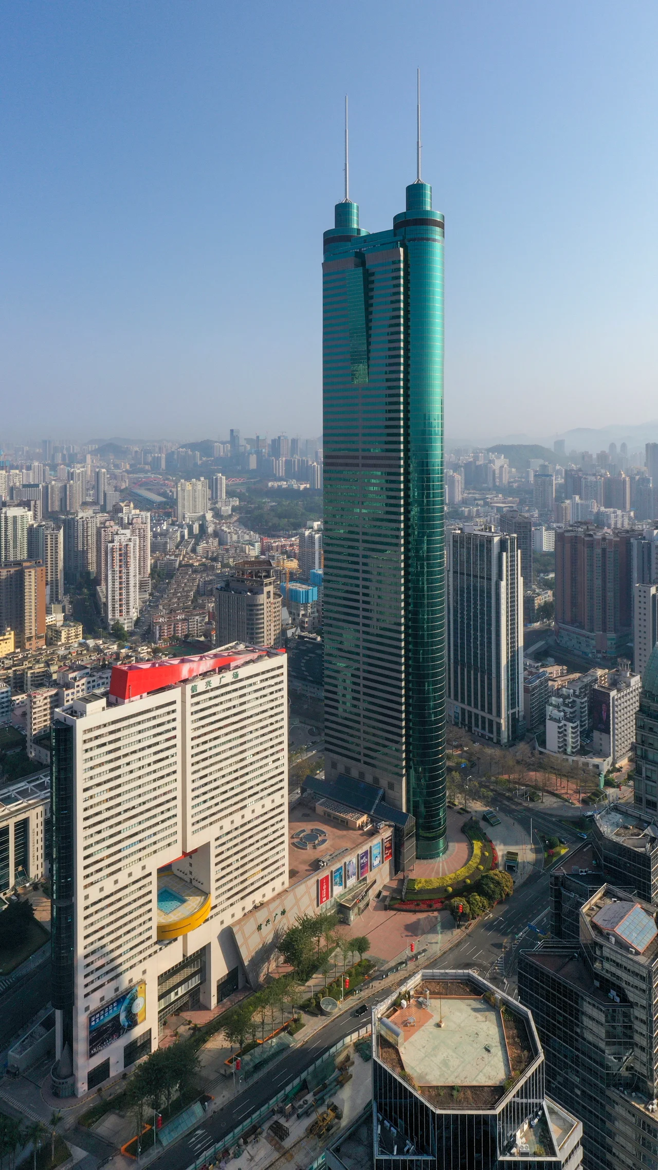信兴广场是一座位于深圳市罗湖区深南东路的摩天大楼,高69层,總高度383.95米,實高324.8米,建成时曾为亚洲第一高楼。2018年2月被列入首批深圳市歷史建築。