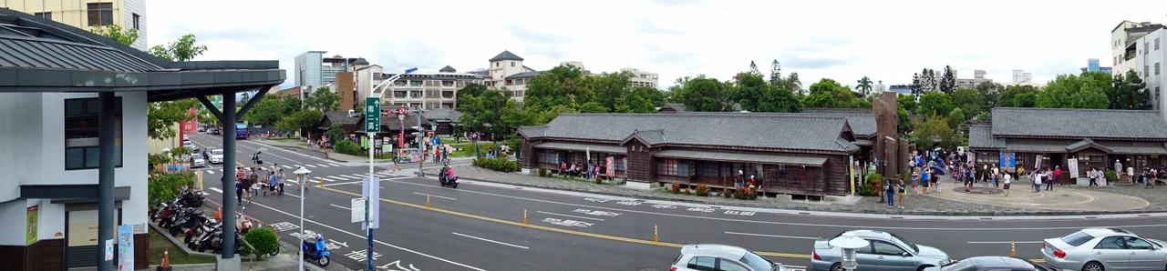 檜意森活村園區總面積約3.4公頃,以1914年(大正3年)搭建的林業日式宿舍為重點,主要有28棟日式檜木歷史建築、1棟市立古蹟、全台唯二的都鐸式建築、及新建的一心二葉館為主體建築