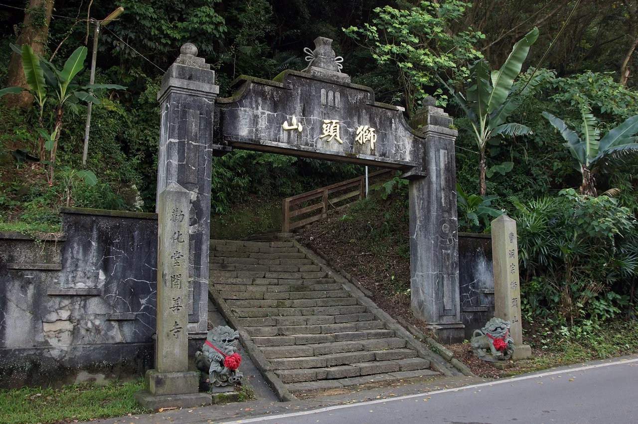 The entrance of mountain lion's head.