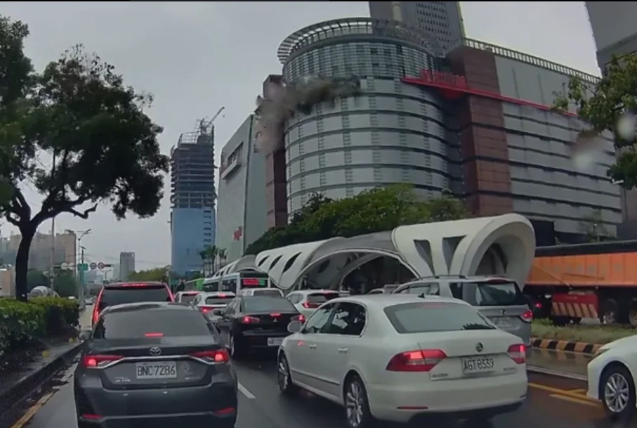 A CCTV still of the 2025 Taichung Shin Kong Mitsukoshi gas explosion