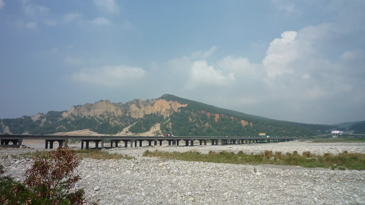 Huo-yen Mountain, locate at San-yi, Miaoli county, Taiwan. The bridge is National Highway No.1 (a.k.a. Sun Yat-sen Freeway)