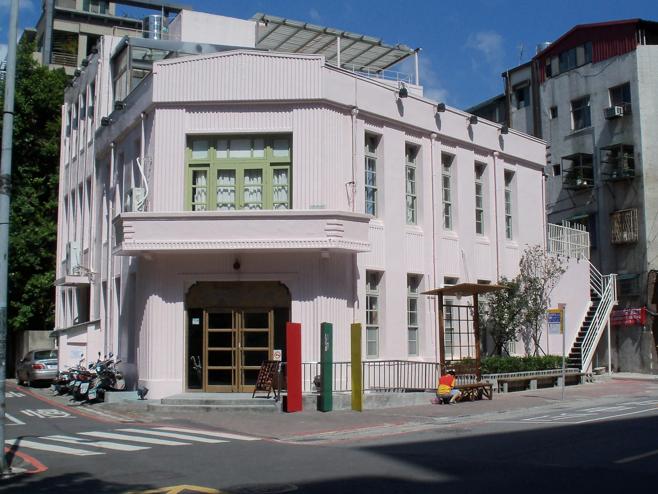 牯嶺街小劇場與臺北市聯營公車候車亭。牯嶺街小劇場外觀原為無塗裝灰色,改裝後被漆成粉紅色。