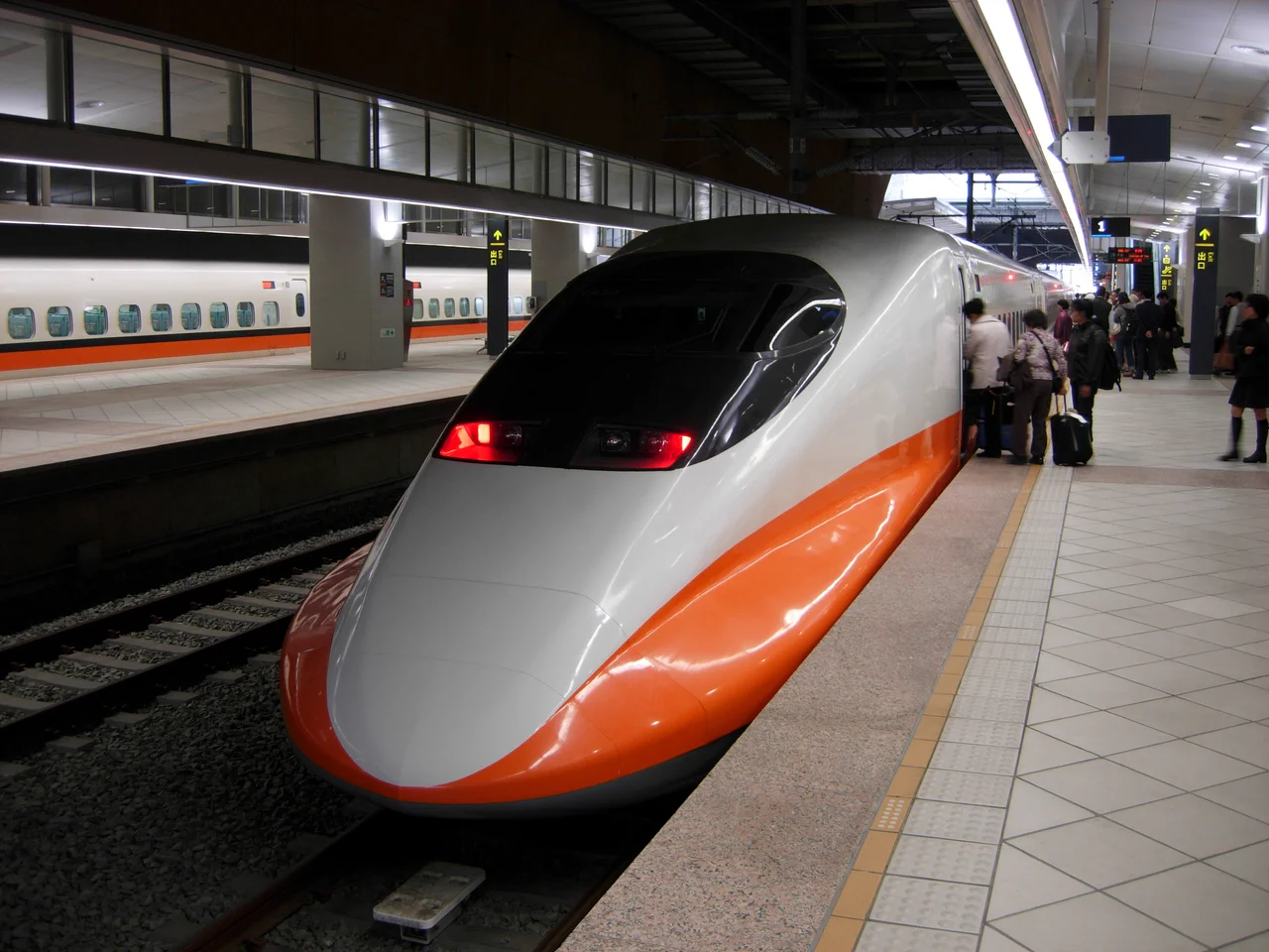 Taiwan High Speed Rail 700T train at Platform 2B, Taiwan High Speed Rail Zuoying Station.