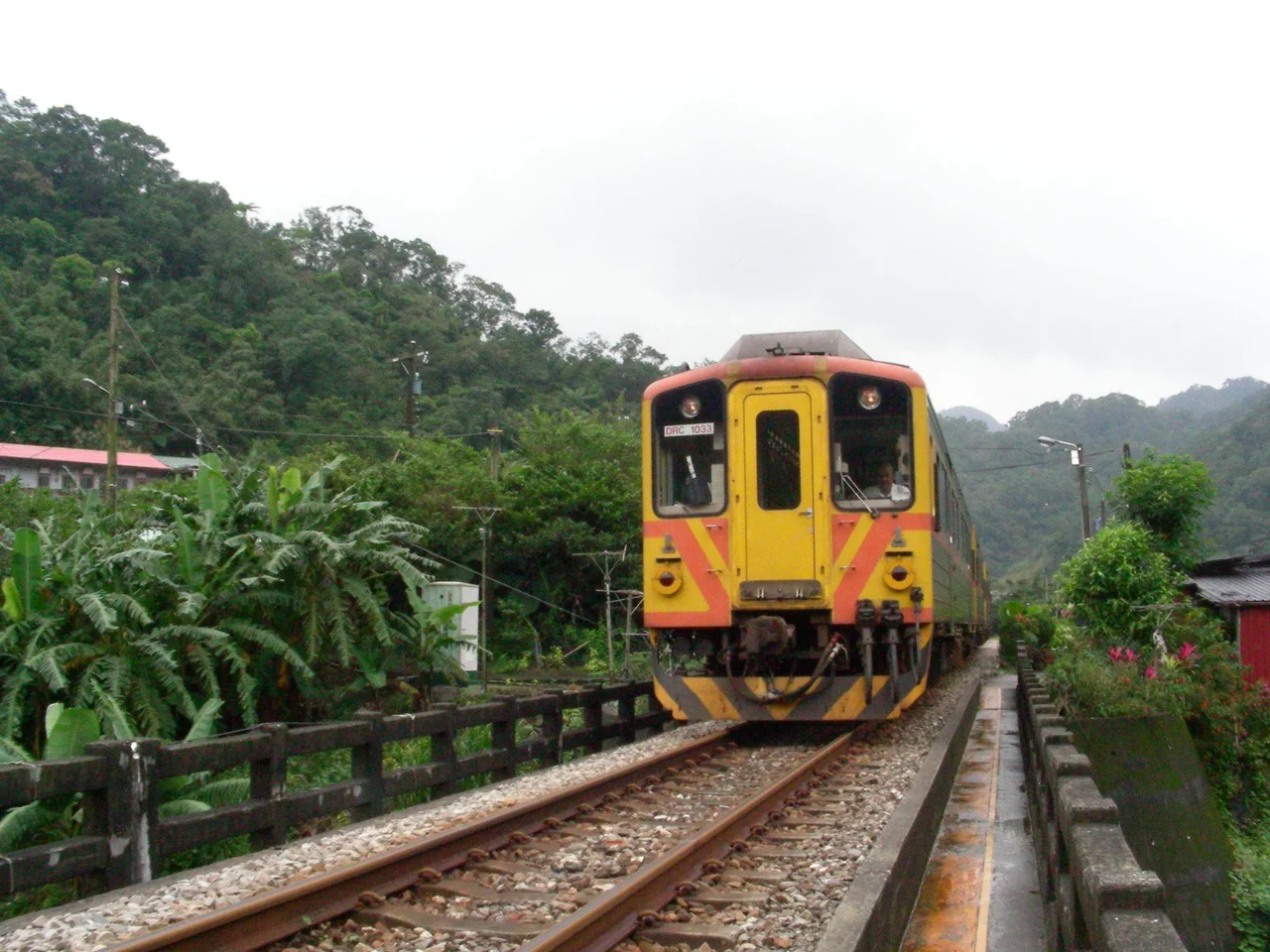 臺灣鐵路管理局柴油客車DRC1033,平溪線三貂嶺-大華間。