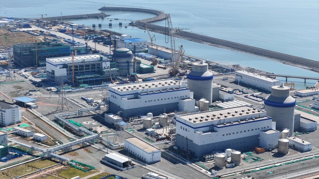海阳核电站建设中的3号和四号机组俯瞰