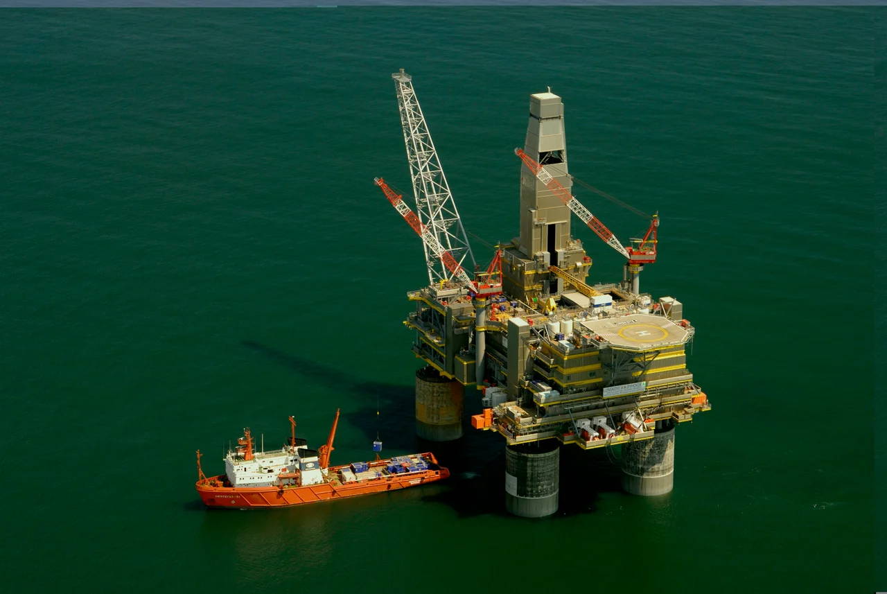 The Lun-A (Lunskoye-A) platform, located 15 km off the north eastern coast of Sakhalin Island, in a water depth of 48 m. It is a  drilling and production platform with minimum processing facilities. the four legged concrete gravity base substructure (CGBS) was engineered and constructed in Vostochniy port by Aker Kvaerner Technology AS and Quattrogemini OY and was installed in June 2005.